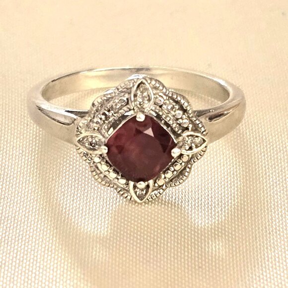 Savvy Cie Jewelry - Savvy Cie – Garnet & Diamond Ring - Size 8